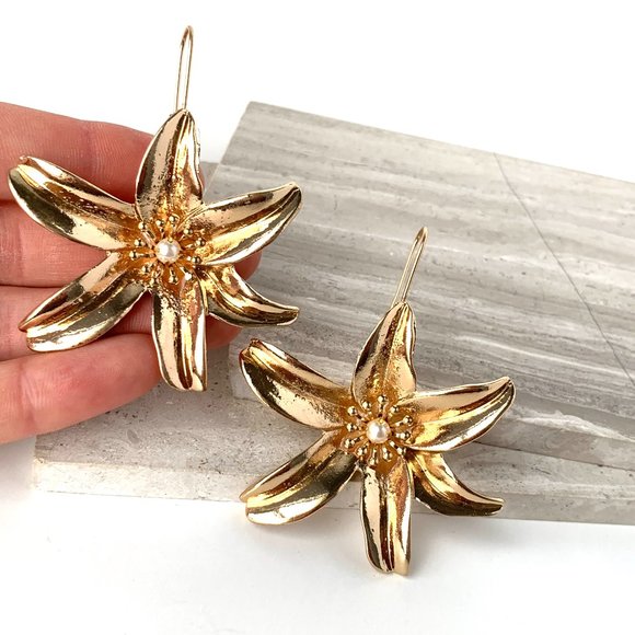 New ~ Zara Large Pearl Flower Earrings - Picture 6 of 7